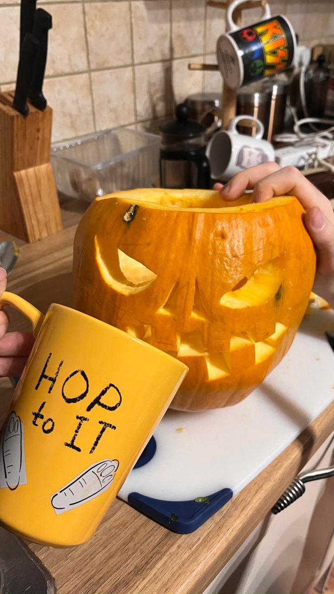 SoojinLee34024's tweet image. 👻 Carved with care and a little scare! 🎃✨ #PumpkinVibes #HalloweenReady