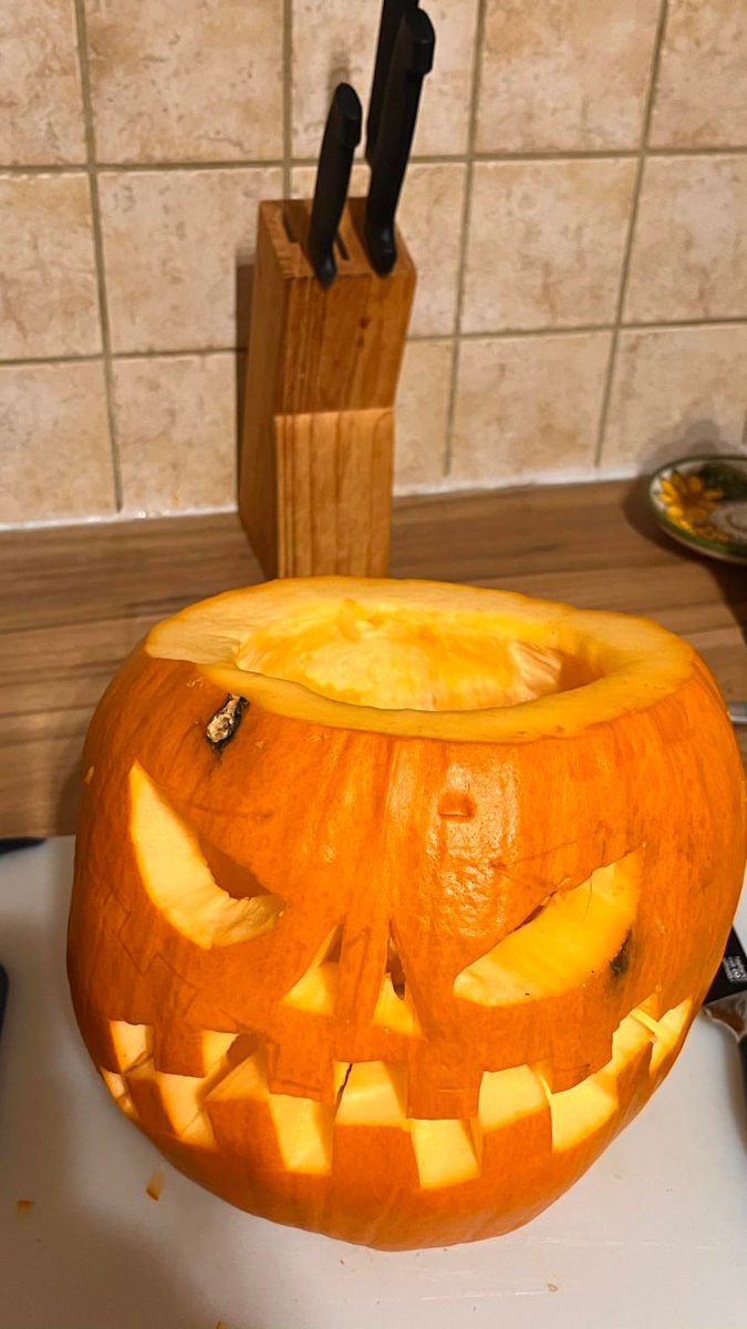 SoojinLee34024's tweet image. 👻 Carved with care and a little scare! 🎃✨ #PumpkinVibes #HalloweenReady