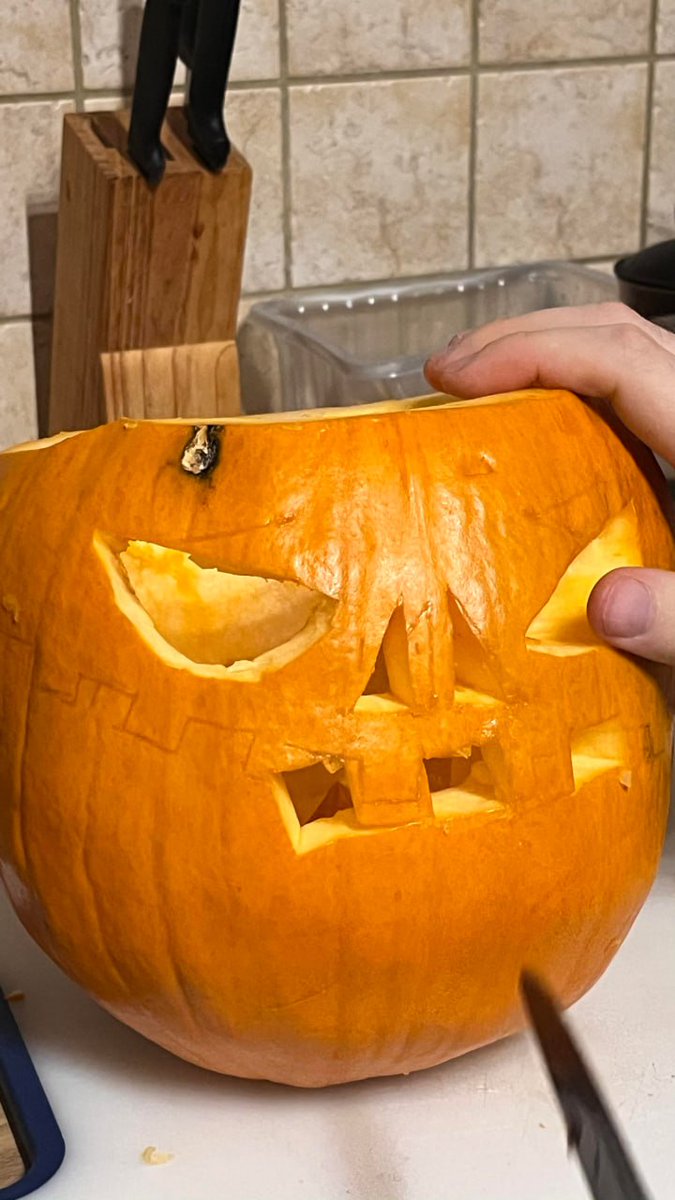 SoojinLee34024's tweet image. 👻 Carved with care and a little scare! 🎃✨ #PumpkinVibes #HalloweenReady