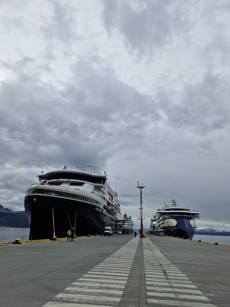 InFueTur's tweet image. 📷En una acción conjunta entre el @InFueTur ,  @iaato_org , con el acompañamiento del Ministerio de Educación provincial y la Dirección Provincial de Puertos, inició el ciclo de visitas de escuelas provinciales a cruceros que viajan rumbo a la Antártida desde el Puerto de Ushuaia