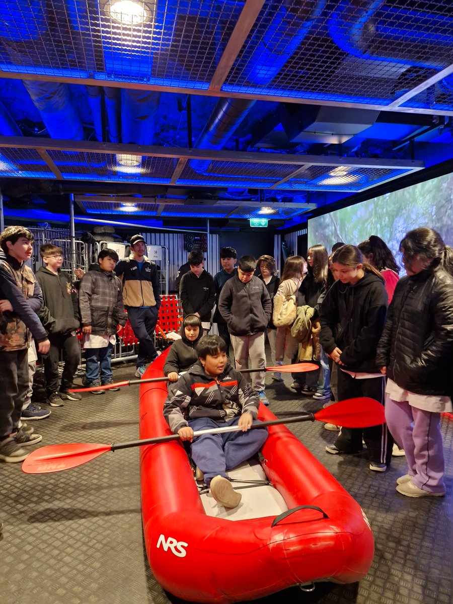 InFueTur's tweet image. 📷En una acción conjunta entre el @InFueTur ,  @iaato_org , con el acompañamiento del Ministerio de Educación provincial y la Dirección Provincial de Puertos, inició el ciclo de visitas de escuelas provinciales a cruceros que viajan rumbo a la Antártida desde el Puerto de Ushuaia