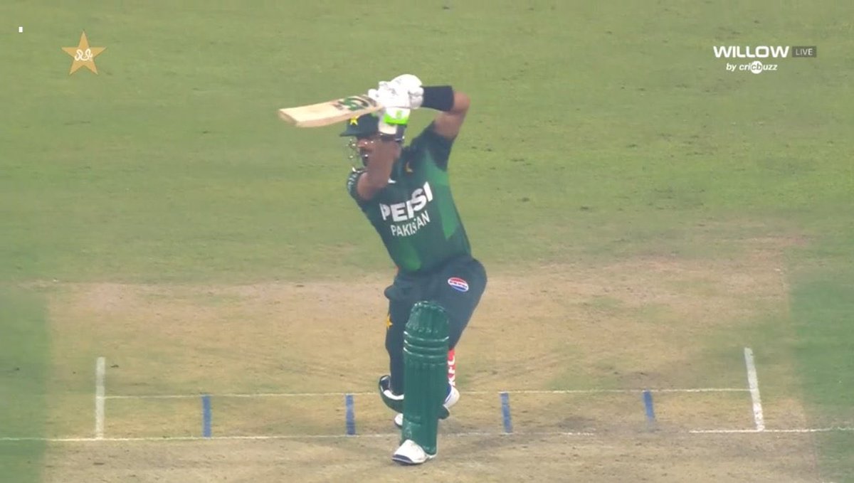 iMShami_'s tweet photo. Vernon Philander on 🎙️:

"I have never seen a local crowd getting crazy like that on the wicket. It's because the KING Babar Azam is the next batsman to come for the bat ” https://t.co/in1kr9tKm2