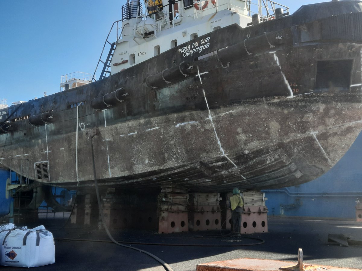 AstilleroCDC's tweet image. #CaribbeanDrydockCompany,S.A. Proceso de granallado del casco en el Remolcador Perla del Sur, nuestros operarios laboran con el compromiso de brindar un servicio de calidad.
#TransporteCuba #GemarOsde #UnidosXCuba
@DrydockCompany @GemarOsde @MitransCuba