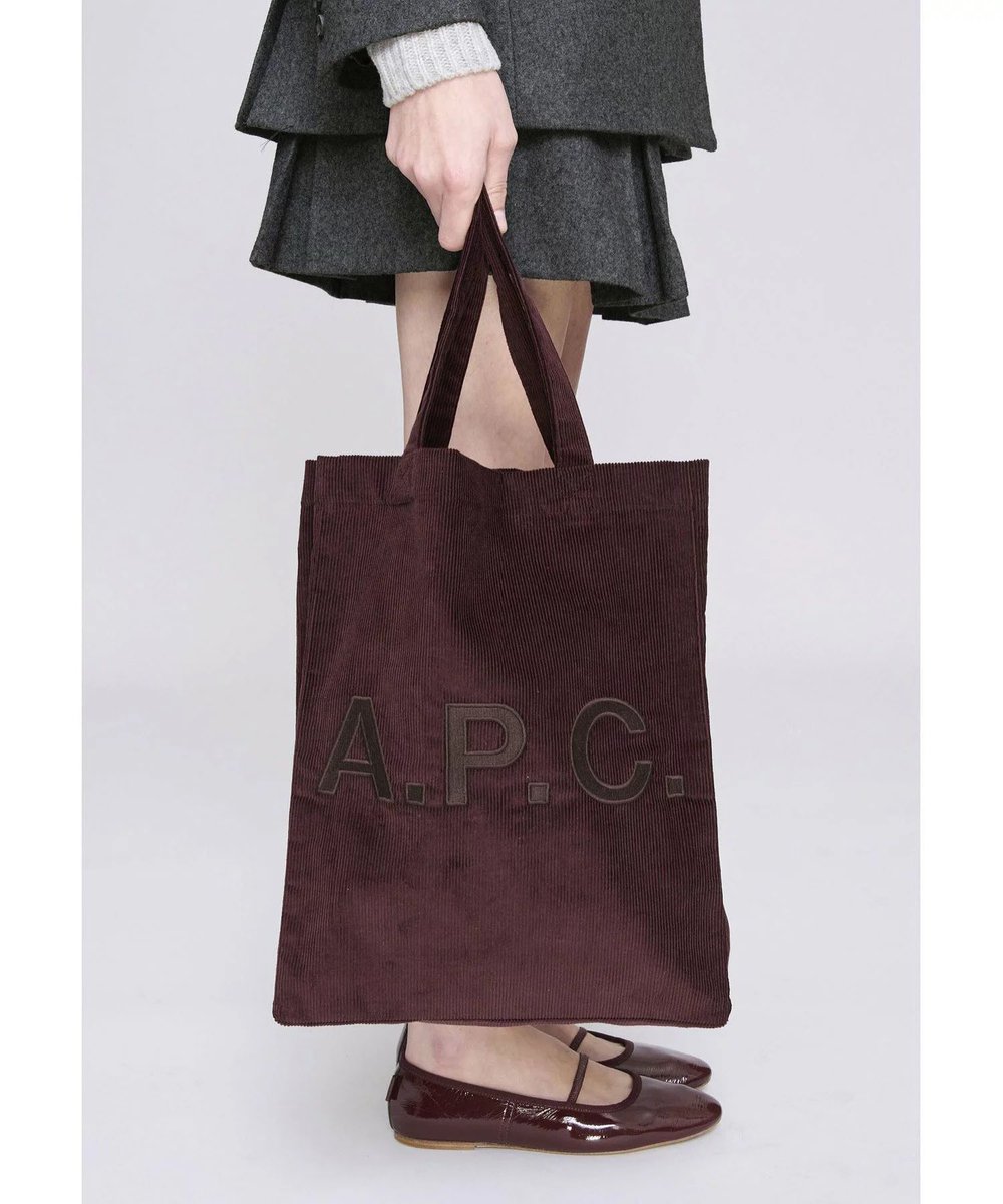 A.P.C.のトートバッグ、素材感が可愛い…コーデュロイの質感が秋っぽくてgood