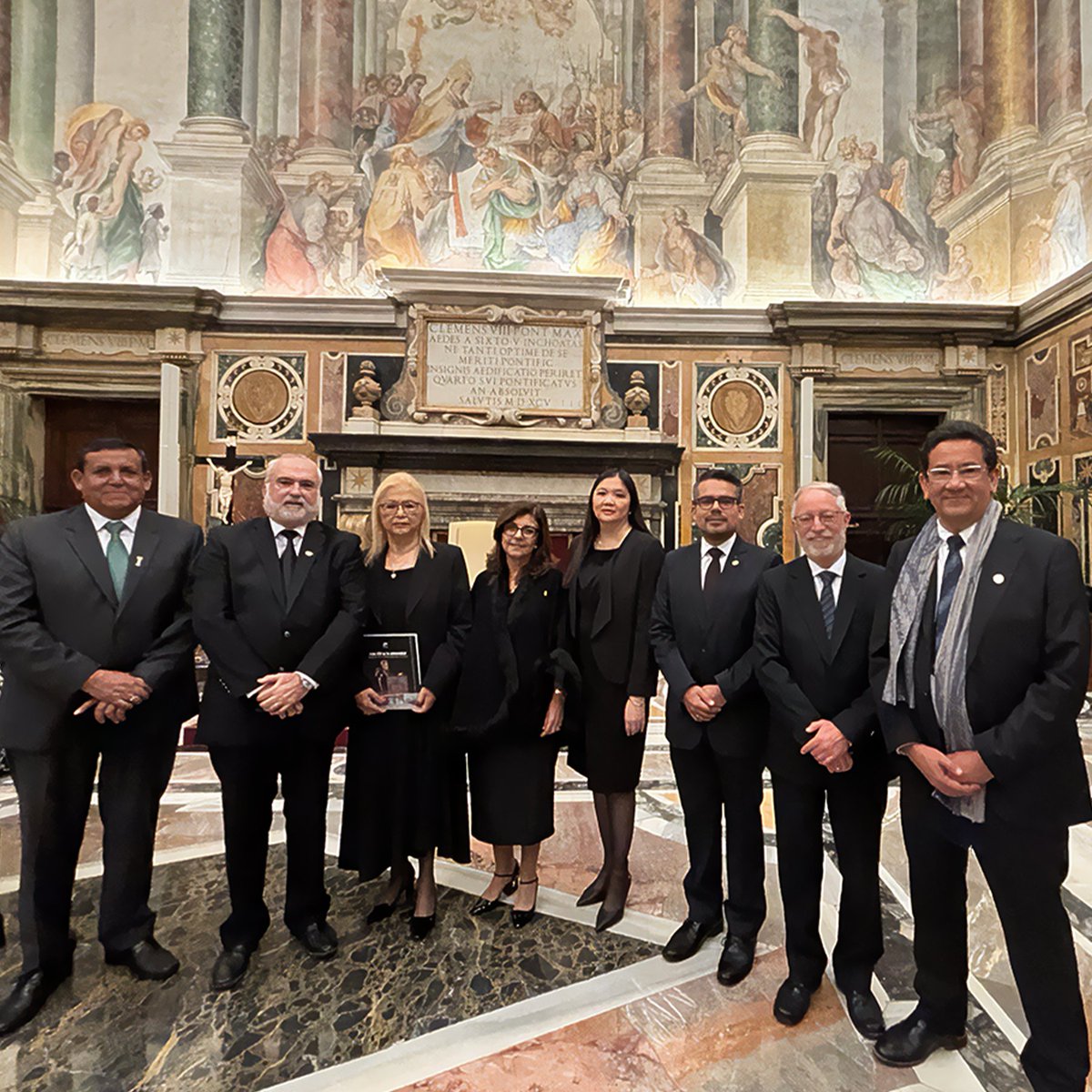 #UCSPEnElVaticano | El Dr. Alonso Quintanilla Pérez-Wicht, rector de la Universidad Católica San Pablo, llevó el saludo de #Arequipa y el #Perú al Papa León XIV durante la audiencia con los integrantes de la Organización de Universidades Católicas de América Latina y el Caribe.
