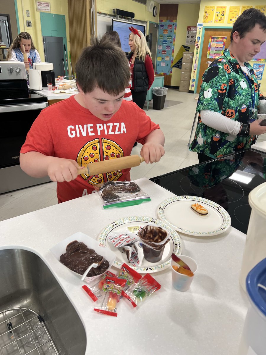 Building your tomorrow class <a href="/BeachStreetWI/">Beach Street MS WI</a> had some Halloween fun making dirt cup graveyards! #WIproud