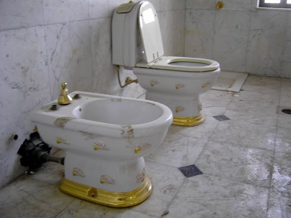 From
Andrew Mueller @andrewmueller.bsky.social

On the left, the refurbished Lincoln bathroom. On the right, picture I took in Saddam Hussein's palace in Basra in 2005.
