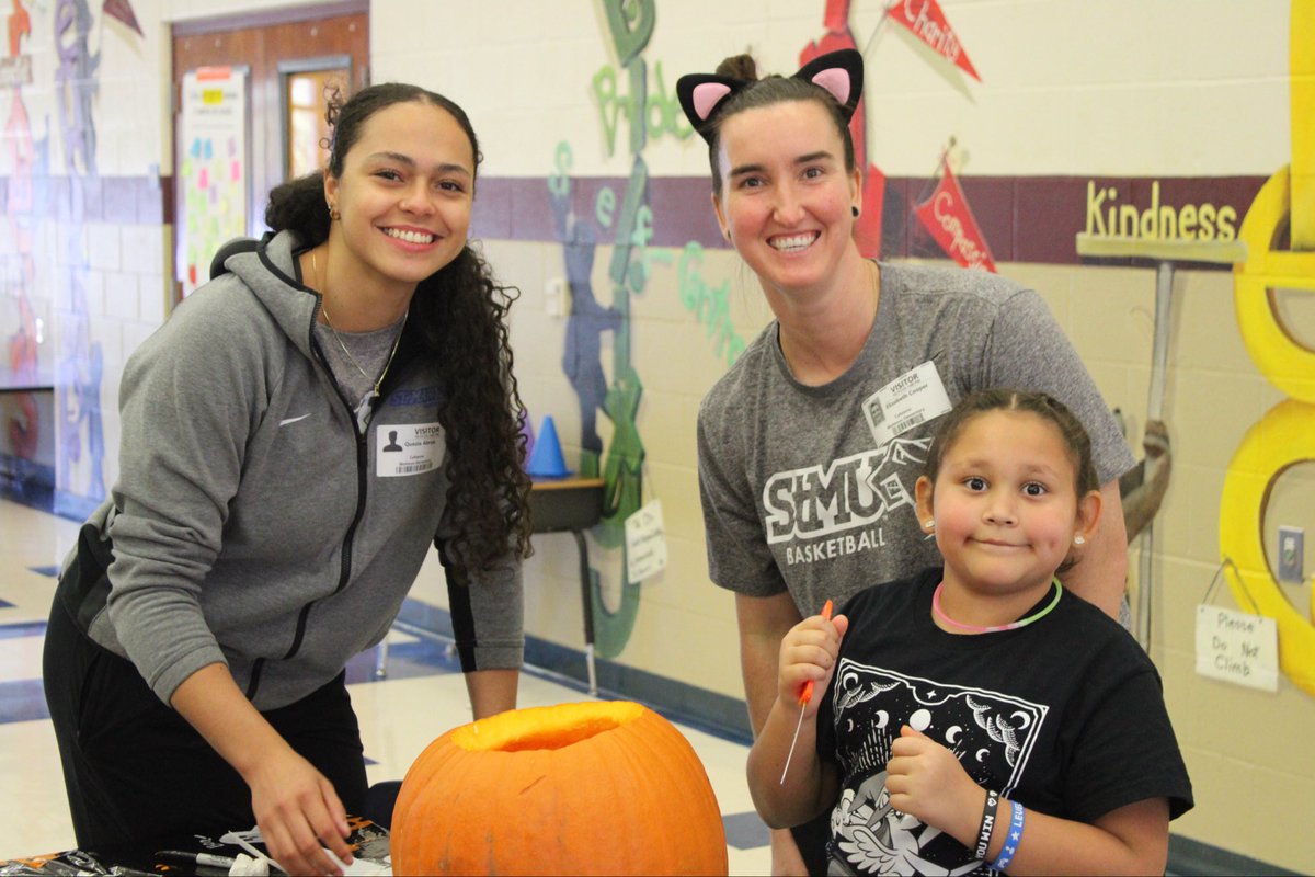 StMUwbb's tweet photo. Spreading some fall smiles 🍂🎃 Loved spending the day carving pumpkins with Blattman Elementary!

#FangsOut 🐍 | #EarnIt 🦾 https://t.co/vGPnE4k2Yr