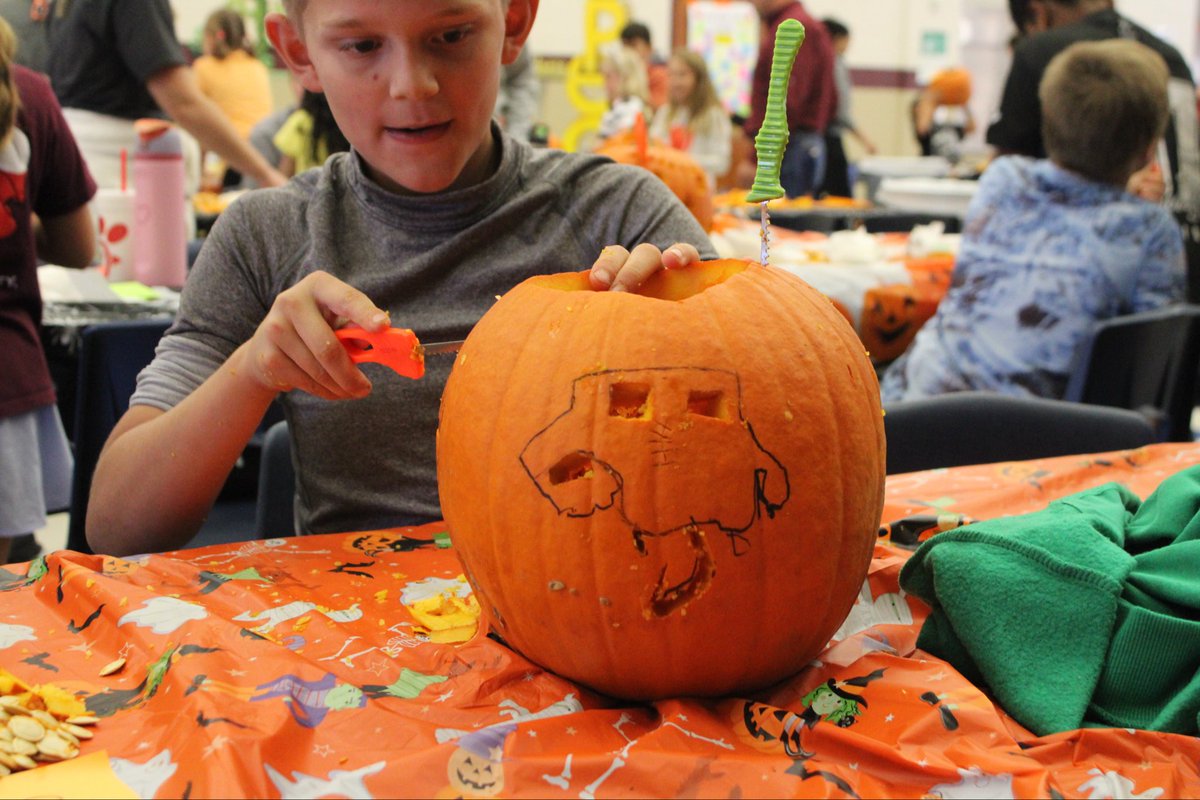 StMUwbb's tweet photo. Spreading some fall smiles 🍂🎃 Loved spending the day carving pumpkins with Blattman Elementary!

#FangsOut 🐍 | #EarnIt 🦾 https://t.co/vGPnE4k2Yr