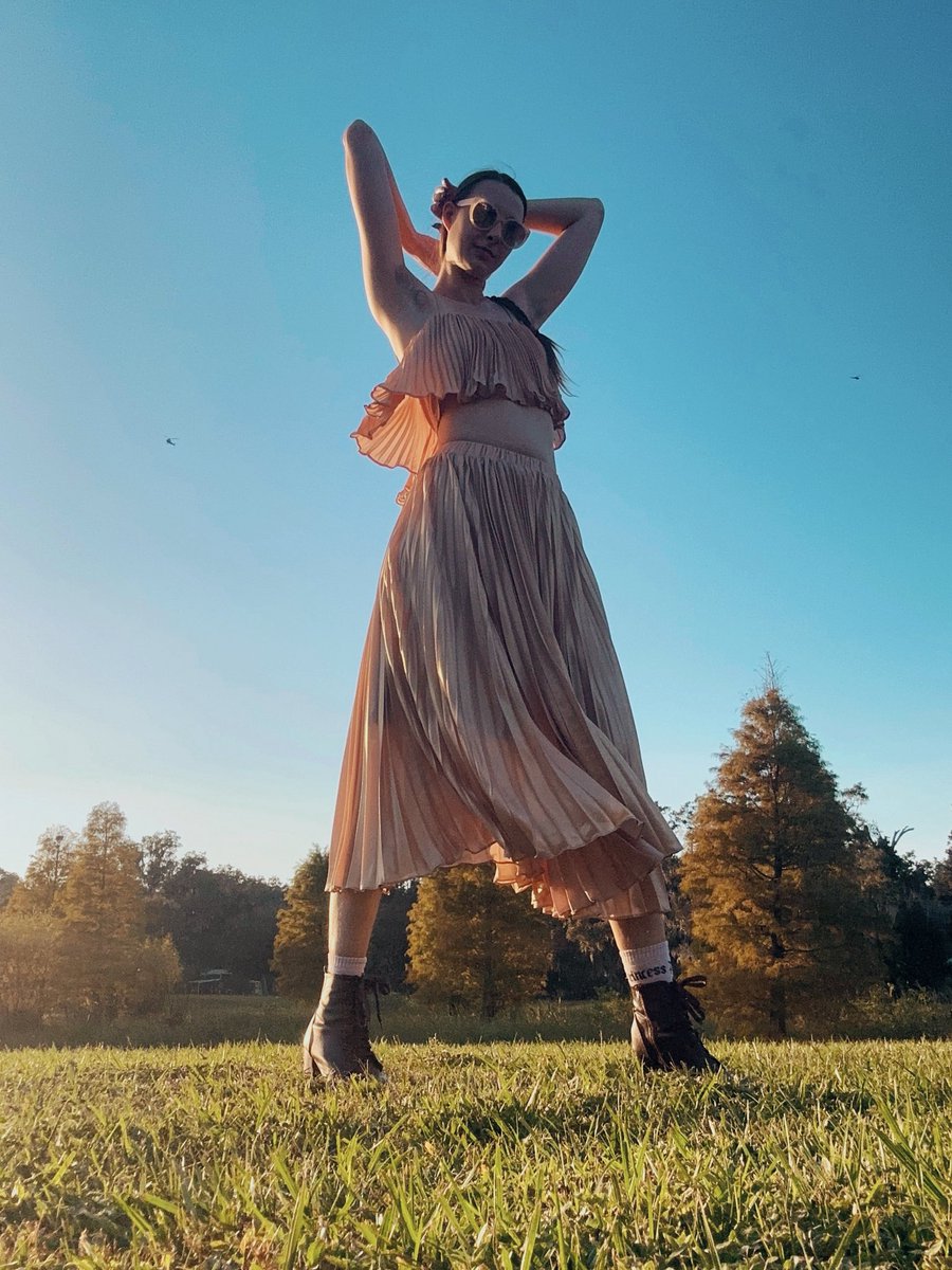 6’10” of golden hour glow ☀️