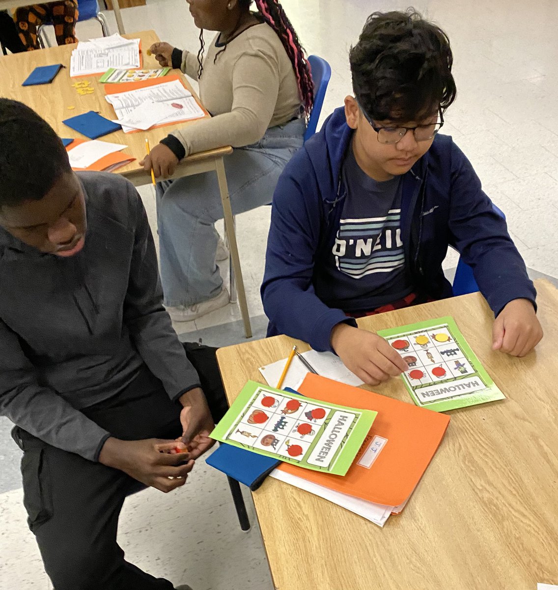 Halloween bingo en français to wrap up all the new words and expressions we learned this week. <a href="/PVanier_DPCDSB/">Pauline Vanier Catholic ✝️ Elementary School</a>