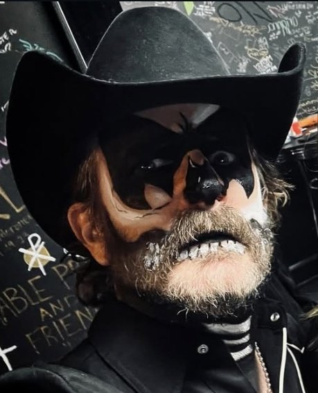 Another year. Another phenomenal   #DickJrAndTheVolunteers <a href="/EXIT_IN/">EXIT/IN</a> show. And another last minute make, with the last of 109 rhinestones sewn in place *minutes* before our Uber arrived.
Art based on <a href="/vic_righthand/">Victoria Righthand #BLM</a>'s iconic karaoke look, which Rich revisited for last night's show.