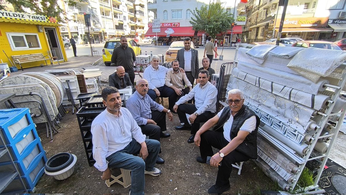 İl Başkanımız Sayın Salih Demir, il ve ilçe teşkilatımızdan oluşan bir heyetle birlikte Yenişehir Bahçelievler Mahallesi’nde esnaf ziyaretlerinde bulunduk.
Esnaflarımızla bir araya gelerek ekonomik koşulların oluşturduğu zorlukları, artan maliyetleri ve günlük geçim sıkıntılarını