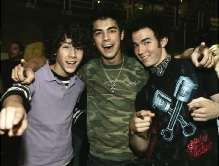 christiemint_'s tweet photo. @jonasbrothers Took it back to 2005... Can U even spot the difference? @jonasbrothers https://t.co/PBZqWrWB2a