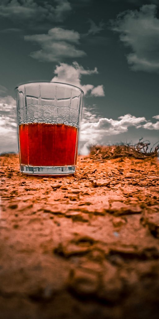 عجبًا لزمنٍ صارت فيه #الفلاتر لا تسكن #الشاشات فحسب، بل تسكن الوجوه والقلوب والمواقف.
زمنٍ يلبس فيه #الناس أثوابًا من #الزيف، يتجمّلون بها أمام الآخرين، حتى لم يعد أحدٌ يعرف أحدًا على حقيقته.

تراهم في المجالس يبدون كالأغنياء، يتحدثون بثقة الميسورين، وقلوبهم تضجُّ بالديون