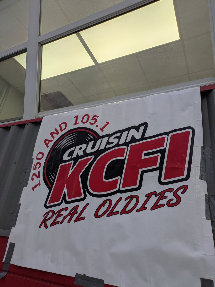 In an hour's time, <a href="/cael_loecher/">cael loecher</a> and I will get to work, bringing you the #iahsfb playoff coverage you need on <a href="/Cruisin1250/">Cruisin' 1250 KCFI</a> 

This will be a fantastic matchup - <a href="/ICWestFB/">Iowa City West Football</a> and <a href="/CFHSGoTigers/">CFHS Athletics and Activities</a>, two of the best in Eastern Iowa.

1250 AM, 105.1 FM, kcfiradio.com - join us!