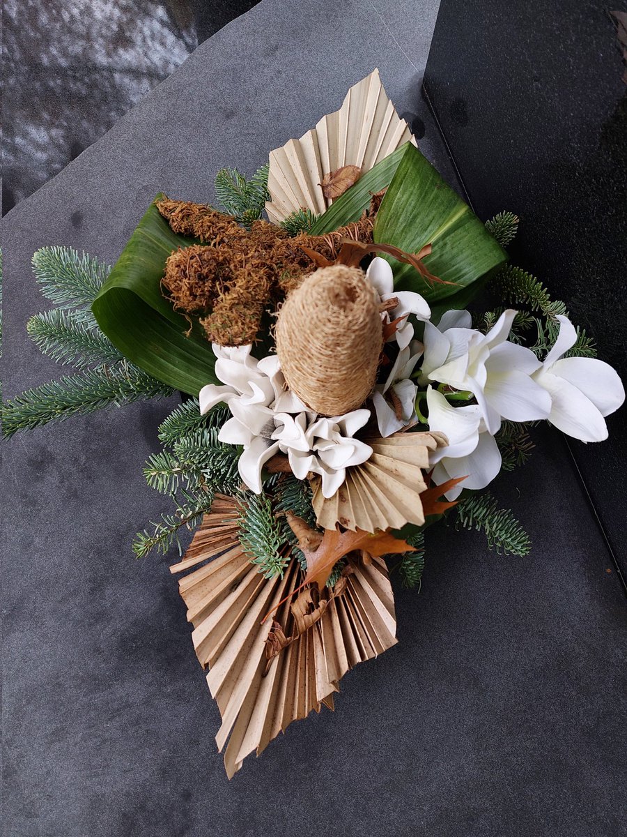 mathildeontwit's tweet image. Een van mijn allereerste gedichtjes in het " Kirchröadsj plat " (dialect)
Vandaag weer 2 graven gepoetst en mooi gemaakt voor Allerzielen. Ook dit hoort bij het leven.
Maar het voelt goed om het te doen, ze worden niet vergeten, nooit! 💔