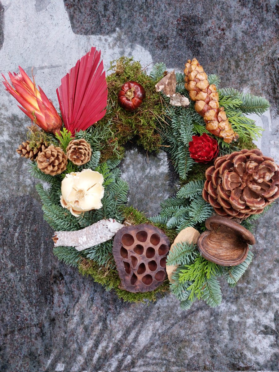 mathildeontwit's tweet image. Een van mijn allereerste gedichtjes in het " Kirchröadsj plat " (dialect)
Vandaag weer 2 graven gepoetst en mooi gemaakt voor Allerzielen. Ook dit hoort bij het leven.
Maar het voelt goed om het te doen, ze worden niet vergeten, nooit! 💔