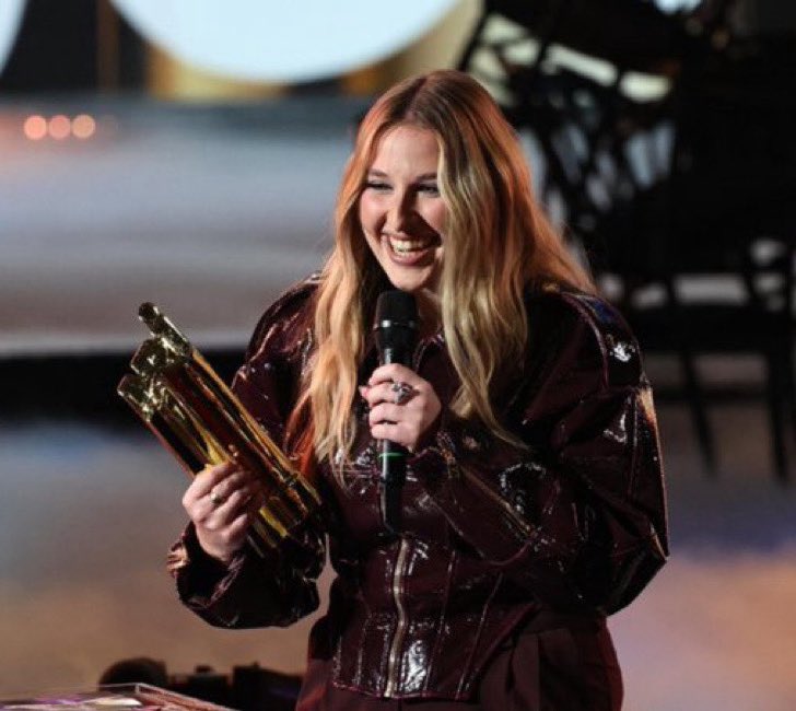 star 
superstar 
artiste féminine de l’année 
tout ça tout ça ⭐️
