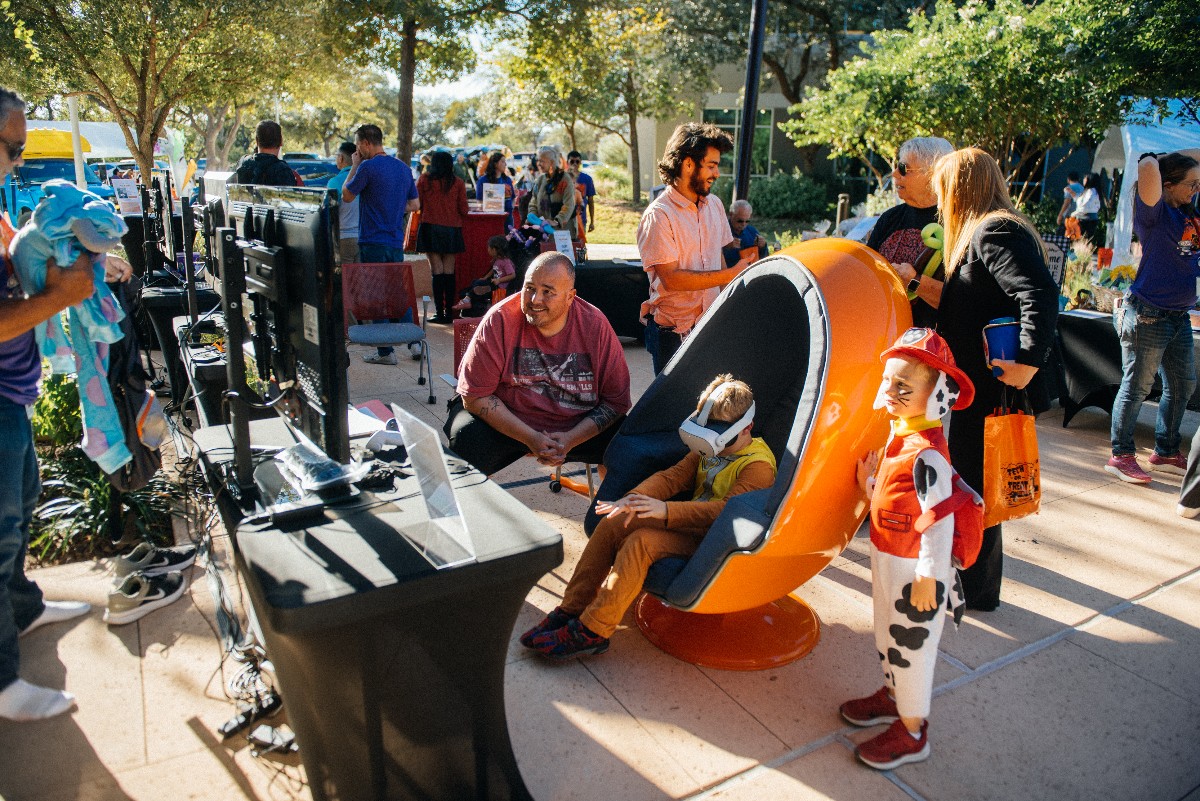Rackspace's tweet image. 🎃 Tech-or-Treat rocked!
Thanks to everyone who joined us for an afternoon of games, costumes and STEM fun! Proceeds from the event will help fund STEM education programs at the RackspaceFoundation.com.
@SATXPolice @YouthCodeJam @CISSanAntonio @icodecorporate