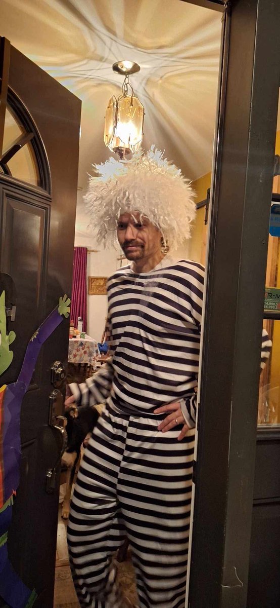 *BREAKING* Nuclear Scientist Escapes from Jail. Had to make sure no one runs out of Candy Trick or Treating. 🥸
