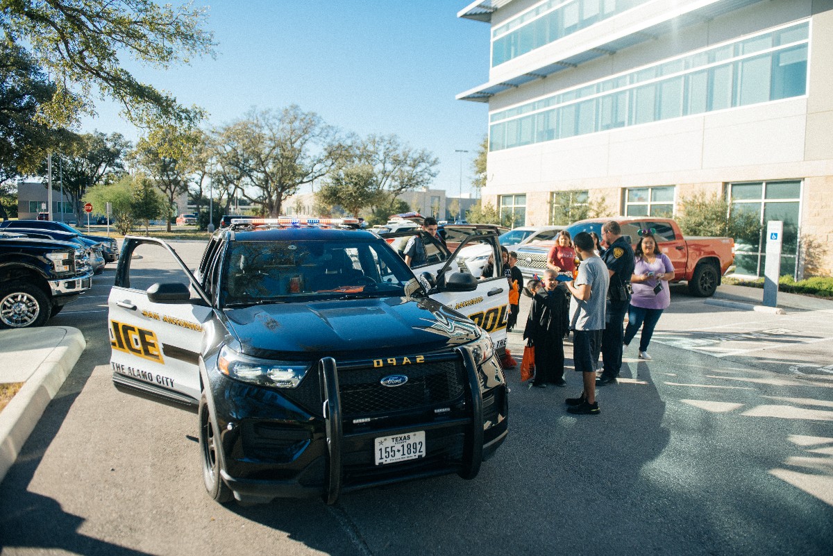 Rackspace's tweet image. 🎃 Tech-or-Treat rocked!
Thanks to everyone who joined us for an afternoon of games, costumes and STEM fun! Proceeds from the event will help fund STEM education programs at the RackspaceFoundation.com.
@SATXPolice @YouthCodeJam @CISSanAntonio @icodecorporate