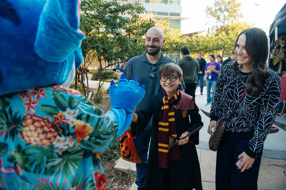 Rackspace's tweet image. 🎃 Tech-or-Treat rocked!
Thanks to everyone who joined us for an afternoon of games, costumes and STEM fun! Proceeds from the event will help fund STEM education programs at the RackspaceFoundation.com.
@SATXPolice @YouthCodeJam @CISSanAntonio @icodecorporate