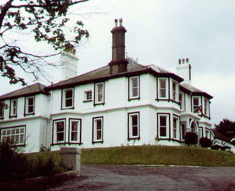 whilst <a href="/Melonhead999/">George Bernard Shaw</a> gets creative with the scores for  #blankquiz , here's a heads up for tomorrow night's #SNOTquiz ... it's all pics and super easy NAME THAT SITCOM.  ie: which sitcom?