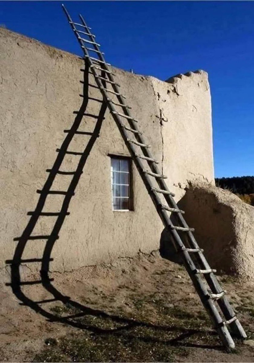 لاتصدق كل ماتسمع عن الناس
 فالشخص المقصود  قد يكون مستقيم
 لكن من يعكس صورته هو المائل ..