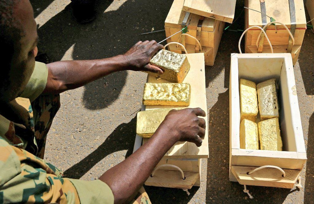 🇸🇩⚡️🇦🇪 Negara gurun kecil di Uni Emirat Arab, yang tidak memiliki satu pun tambang emas, merupakan pengekspor emas terbesar kedua di dunia.

Emas selundupan dibawa dari Sudan ke Emirat, diubah menjadi mata uang di Dubai, digunakan untuk membeli senjata dan amunisi, dan dikirim