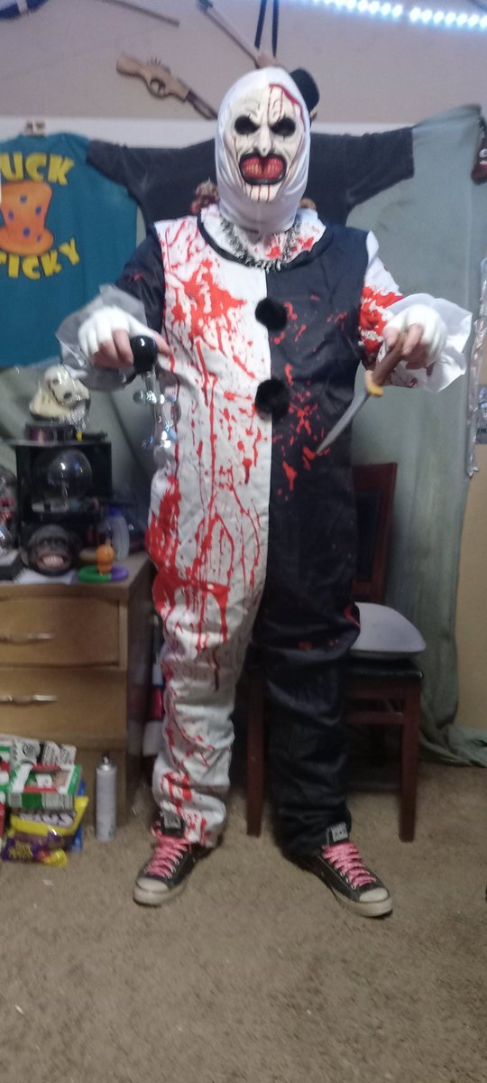 HAPPY HALLOWEEN!!!!!!!! ☠️🦴⚰️🍫🍬🍭👹👻 🎃😈💀🕷️🕸️🕯️🦇🐦‍⬛🐈‍⬛🔮 #happyhalloween #ilovehalloween #halloween #ilovehorror #horror #ilovehorrormovies #horrormovies #yeahdude #whoopwhoop #juggalo #ponyklub #kittykult #terrifier #clowncafe #arttheclown #davidhowardthornton #damienleone