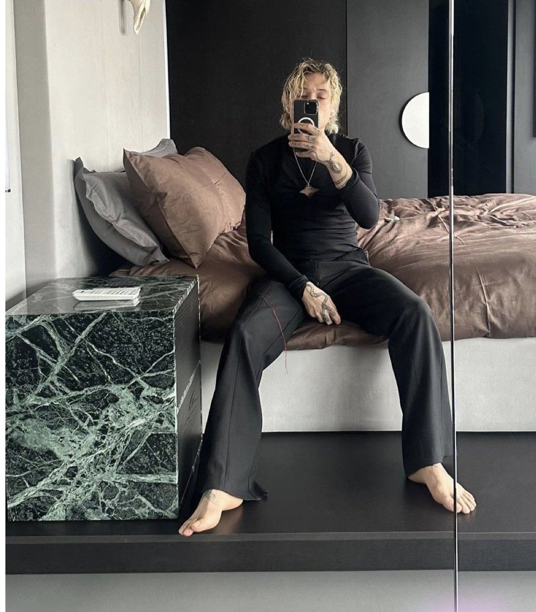 mews_irama's tweet photo. amedeo(amico di irama) con la giacca di mew e quello sembrerebbe proprio il bagno di casa di irama 🥹👀 https://t.co/MYK9jII2I7