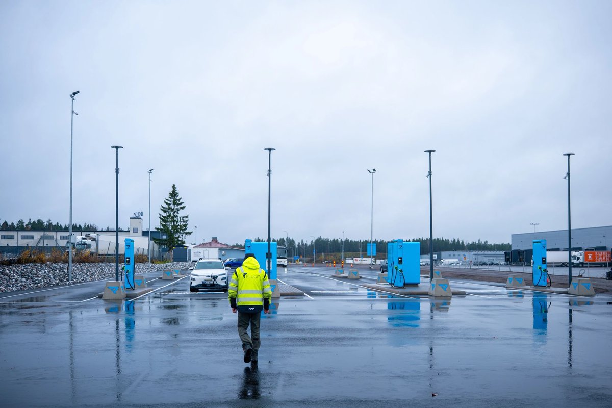 electricfelix's tweet image. Finland = already #MCS approved
⚡️⚡️⚡️
Just waiting for the trucks now!
#alwaysbecharging #MEGAWATT charging is here!
🇫🇮🇫🇮🇫🇮 #plugit