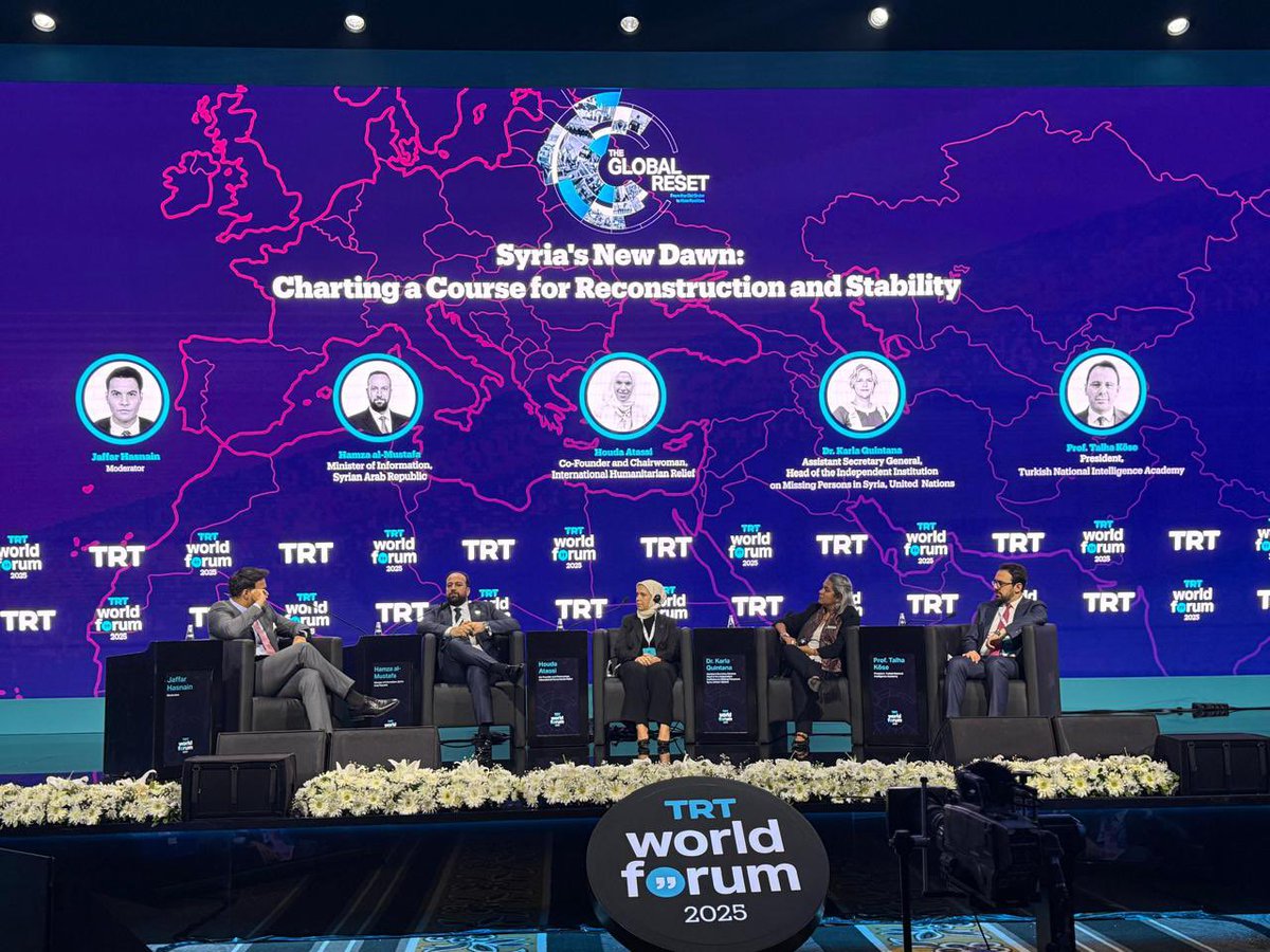 HoudaAtassi's tweet image. سعدتُ بمشاركتي اليوم في منتدى "TRT World Forum" في إسطنبول،
ضمن جلسة حوارية بعنوان "فجر سوريا الجديد: رسم خارطة الطريق من أجل إعادة الإعمار والاستقرار".

تحدثنا عن الدور الحيوي للمجتمع المدني السوري في المرحلة القادمة، وعن أهمية مشاركته الفاعلة في العملية السياسية وإعادة إعمار…