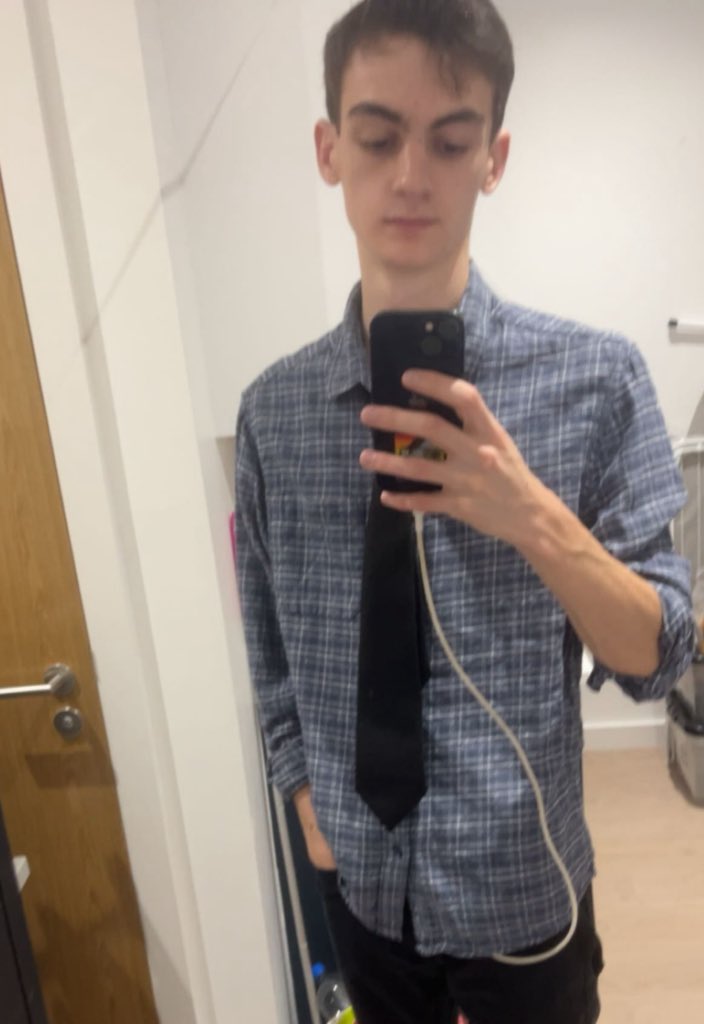 POV you have like an hour to invent a Halloween fit

Anyway Happy Heist Day