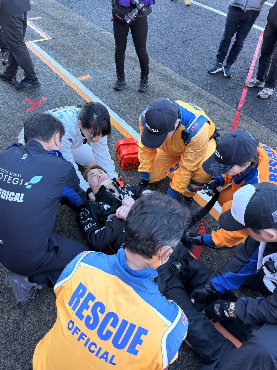 SUPERGT_JP's tweet image. 先程終了した救出訓練は8号車を使用して行われました。しっかりとレースに向けて準備が行われていますよ。チームのみなさま、ご協力ありがとうございました😊

#SUPERGT #スーパーGT #SUPERGT2025
#もてぎGT300km  #モビリティリゾートもてぎ