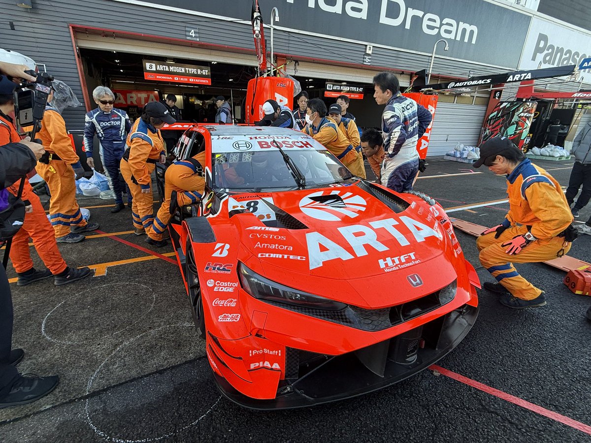 SUPERGT_JP's tweet image. 先程終了した救出訓練は8号車を使用して行われました。しっかりとレースに向けて準備が行われていますよ。チームのみなさま、ご協力ありがとうございました😊

#SUPERGT #スーパーGT #SUPERGT2025
#もてぎGT300km  #モビリティリゾートもてぎ