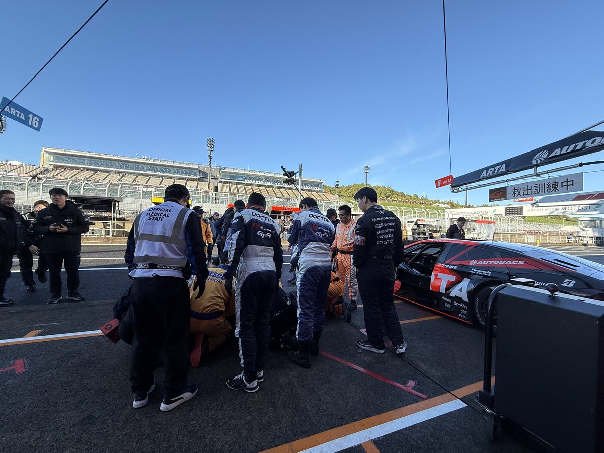 SUPERGT_JP's tweet image. 先程終了した救出訓練は8号車を使用して行われました。しっかりとレースに向けて準備が行われていますよ。チームのみなさま、ご協力ありがとうございました😊

#SUPERGT #スーパーGT #SUPERGT2025
#もてぎGT300km  #モビリティリゾートもてぎ