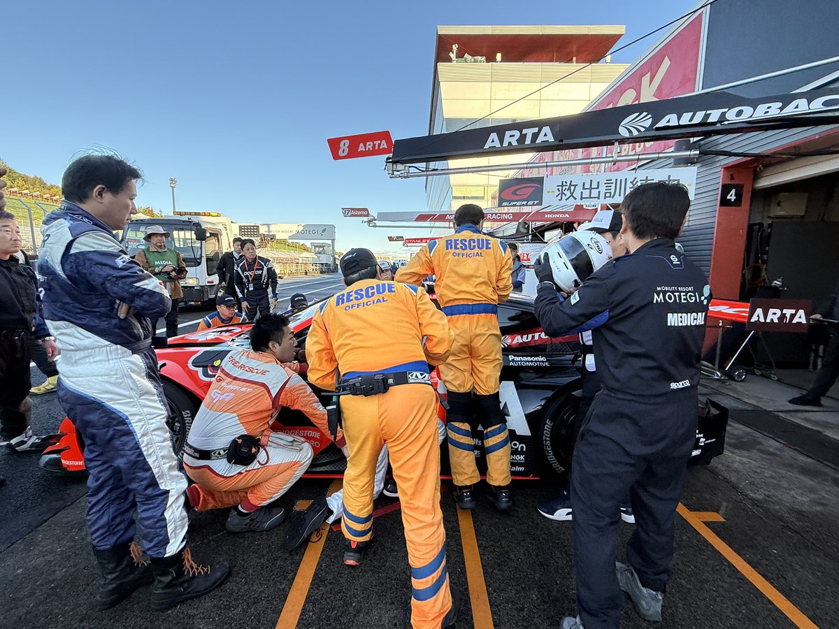 SUPERGT_JP's tweet image. 先程終了した救出訓練は8号車を使用して行われました。しっかりとレースに向けて準備が行われていますよ。チームのみなさま、ご協力ありがとうございました😊

#SUPERGT #スーパーGT #SUPERGT2025
#もてぎGT300km  #モビリティリゾートもてぎ