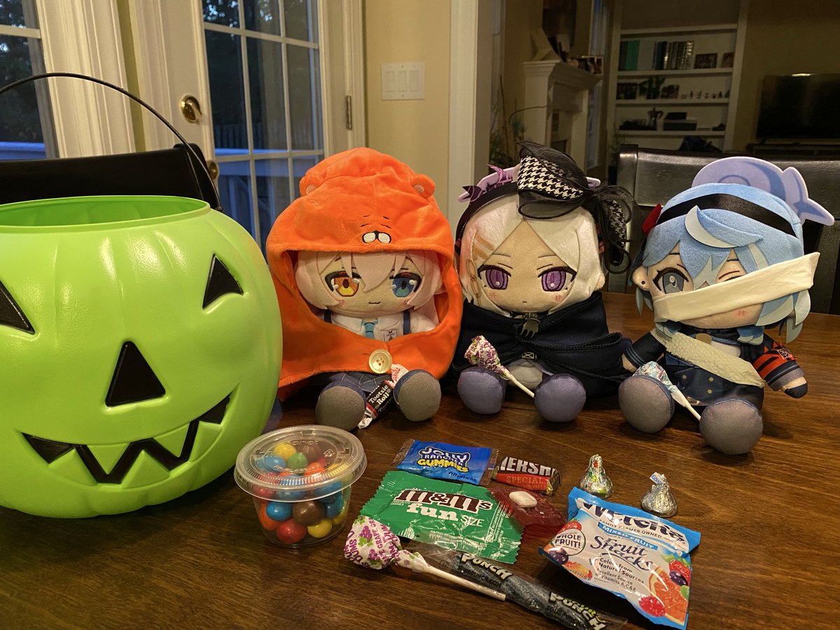 Happy Halloween 2025, they look so cute in their costumes 
#ブルアカぬいぬい部
