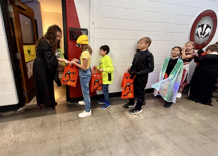 BeebeElementary's tweet image. I snagged a few pictures from our trick-or-treating! 

My class worked so hard on our door! They were already so proud, but getting the 1st place shout out and trick-or-treating parade made the day! Thanks to the staff for the great treats and smiles! -Mrs. Lashley