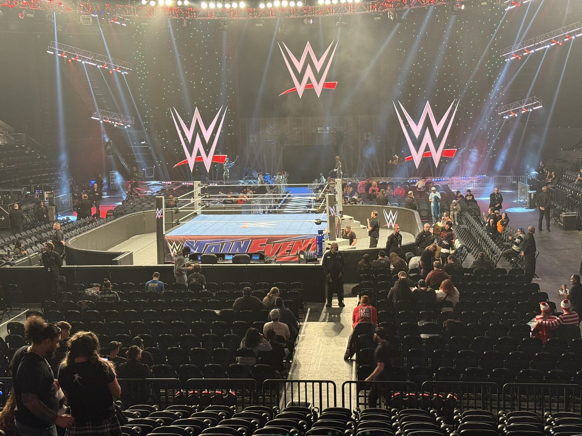 We’re here! #SmackDown #WWE