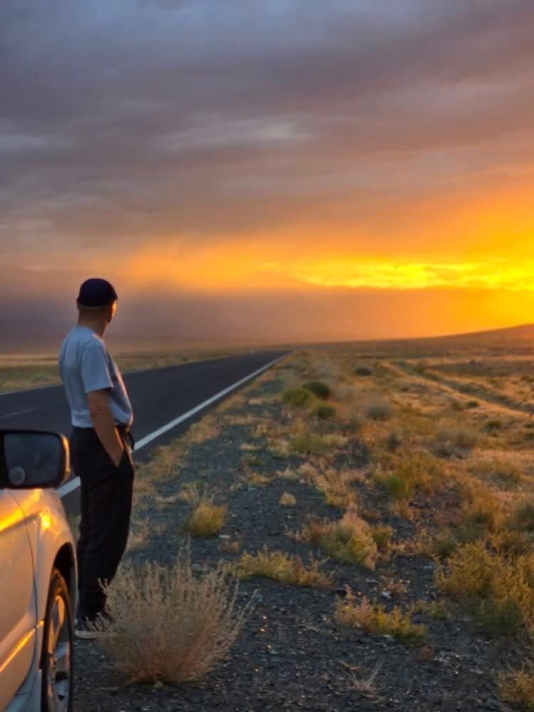 ААВ ШИГ ААВ БАЙГААРАЙ

Эцэг заяатан өөрөө ясан талын өвийг өвлүүлж, амьдралын ноён нурууг өргөж, бэхлэгч нэгэн байдаг. Яс хугарахад бие гэмтэх адил, эцгийн зам мөр буруудах, тэр дундаа амьдралын ноён нуруу, итгэлийн хэлхээс сэвтэхэд үрийнх нь заяа дагаж урууддаг.
Иймд эцэг хүн та