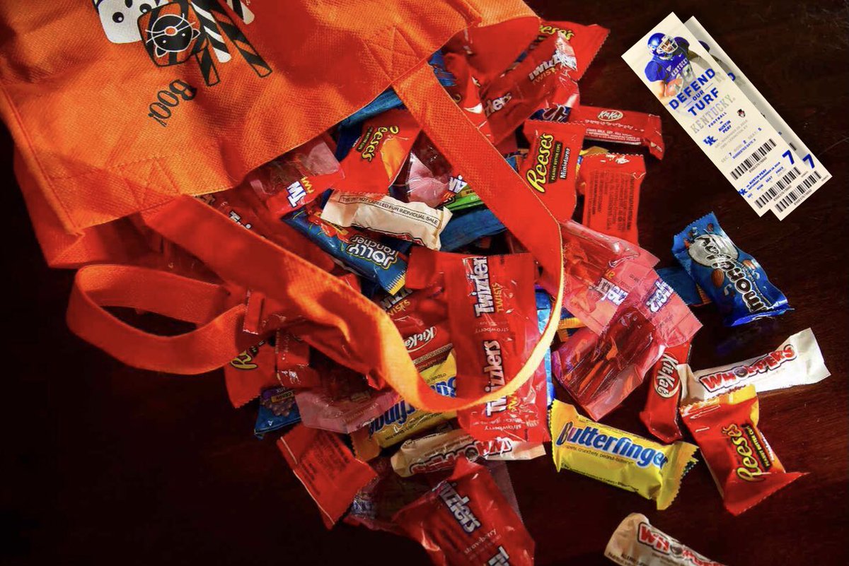 CardsOOC's tweet image. BE CAREFUL ‼️

Parents, make sure to check your child’s Halloween candy tonight. We just found Kentucky Football tickets… some people are sick.