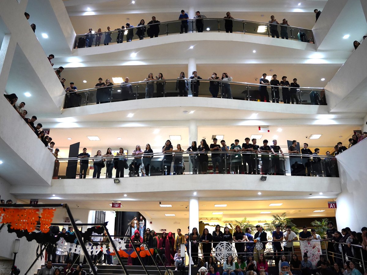 #Halloween #UNAE #FACAT #DiseñoGráfico 

🎃 ¿Dulce o truco? Halloween en la UNAE 👻👻

🕸️ Desfile organizado por estudiantes del tercer curso de la Lic. en Diseño Gráfico.