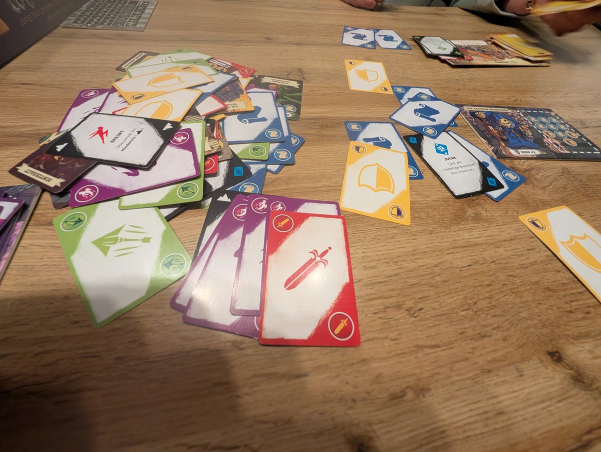 ErstmalPodcast's tweet image. Ich habe mal gesagt &quot;ab drei Mal ist es Tradition!&quot;.
Heute war das dritte Mal, dass wir einen #Spieleabend zu #Halloween veranstaltet haben.

Hierbei haben wir natürlich versucht Spiele passend zum Tag zu spielen.

Es war anstrengend, lustig, aufregend und einfach #qualitytime❤️