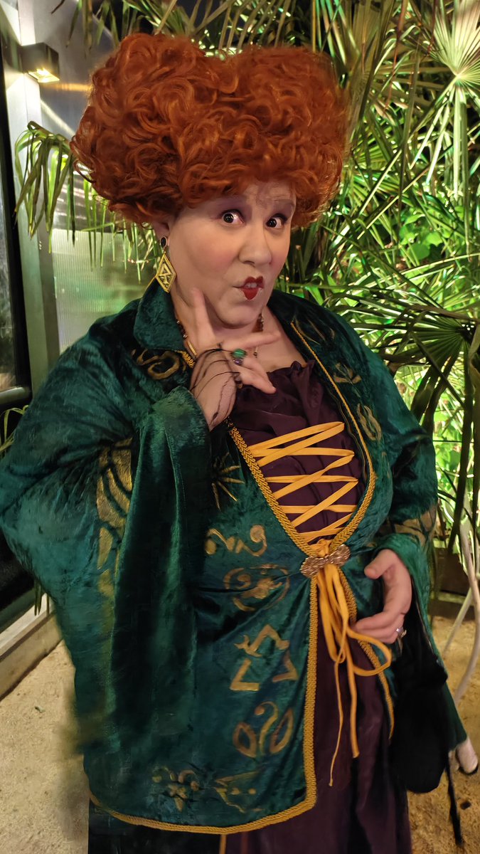 🧛🏻‍♂️ Ya casi es medianoche... 

¿Y vosotros, de qué os habéis disfrazado en Halloween? 🎃👻

#Halloween #HocusPocus #Costume #Cosplay #Halloween2025