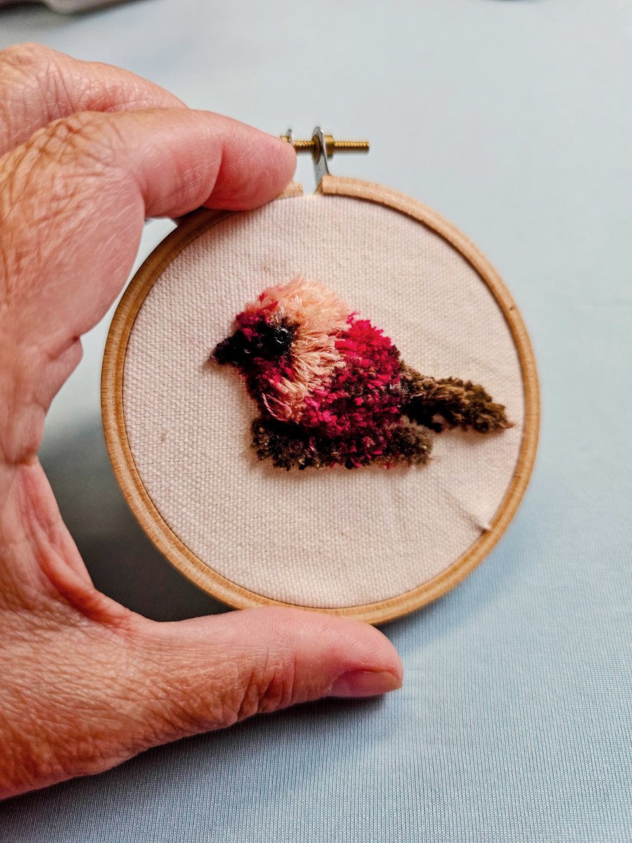 curious_mondo's tweet image. Tiny bird made with punch needle and embroidery thread. #punchneedle #embroiderydesign #yarnlove