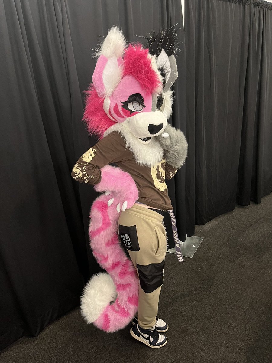 ⭐️This gal is out of this world! Look at this adorable two tone space tiger!🛸🐅

⭐️Head by <a href="/PlushButtons_/">Plush Buttons 🔜 NYFB Dealers</a> , tail &amp; hands by me

⭐️$3150