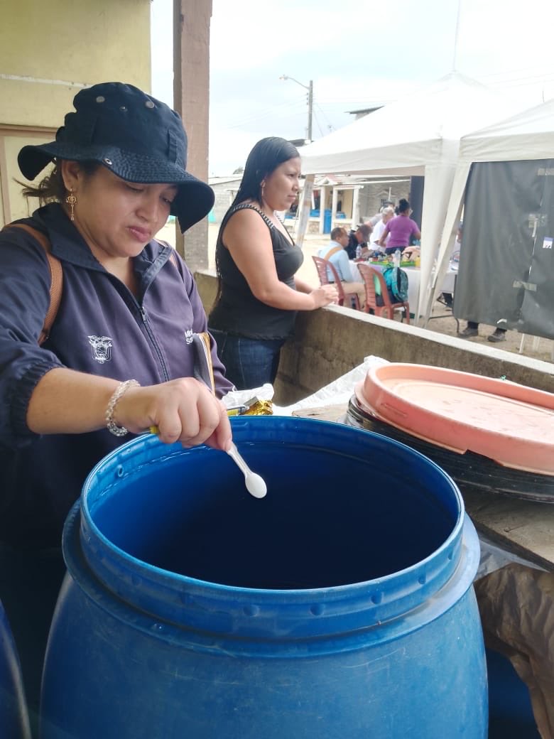 Salud_CZ8's tweet image. Complementamos la actividad con acciones de #ControlVectorial en prevención y eliminación del mosquito Aedes aegypti transmisor del #Dengue 🦟.

#ElNuevoEcuador